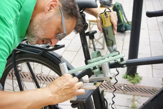 Andreas Fremgen von der Verkehrswacht graviert Fahrräder. Jedes Rad bekommt einen speziellen Code.