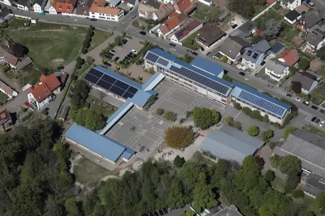 Eltern müssen für die Betreuung und Verpflegung ihrer (Grundschul-)Kinder tiefer in die Tasche greifen.
