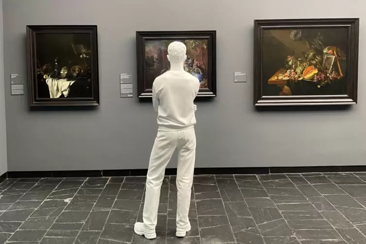 Das titelgebende Werk: &bdquo;Visitor&ldquo; vor Cornelis de Heems &bdquo;Stilleben vor Gem&uuml;se und Fr&uuml;chten vor einer Gartenbalustrade&ldquo;. 
