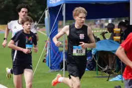 Mittelstreckler Fredrik Arnold von der VT Zweibrücken (Nummer 815, Mitte) gehörte im U18-Rennen über 800 Meter der Meldezeit nac