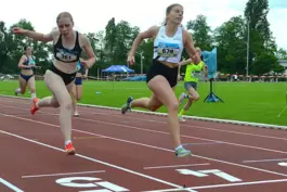 U18-Landesmeisterin im 200-Meter-Sprint: Sophie Endler (rechts) vom LAC Pirmasens siegt vor Jette Sachs (LG Kreis Ahrweiler).