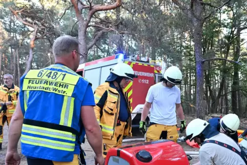 Am Stabenberg oberhalb von Gimmeldingen richten die Feuerwehrleute einen Zwischenpuffer ein, um die Versorgung mit Wasser zu sic
