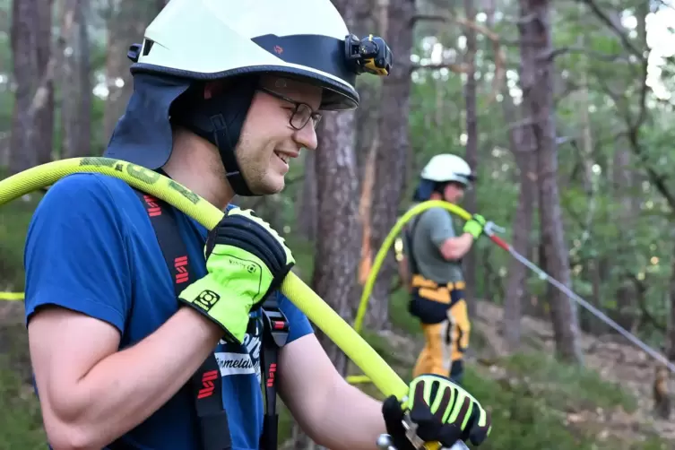 Timo Arnheiter von der Feuerwehr Gimmeldigen trainiert bei der Gro&szlig;&uuml;bung im Pf&auml;lzerwald einen L&ouml;schangriff. 