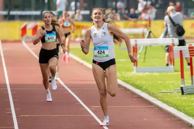 Lara Elea Eckhardt vom LAC Frankenthal siegt über 1500 Meter.