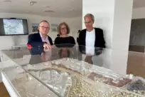 OB Klaus Blettner (links), Sonja Müller-Zaman (LCE-Geschäftsführerin) sowie Bau- und Umweltdezernent Alexander Thewalt vor einem