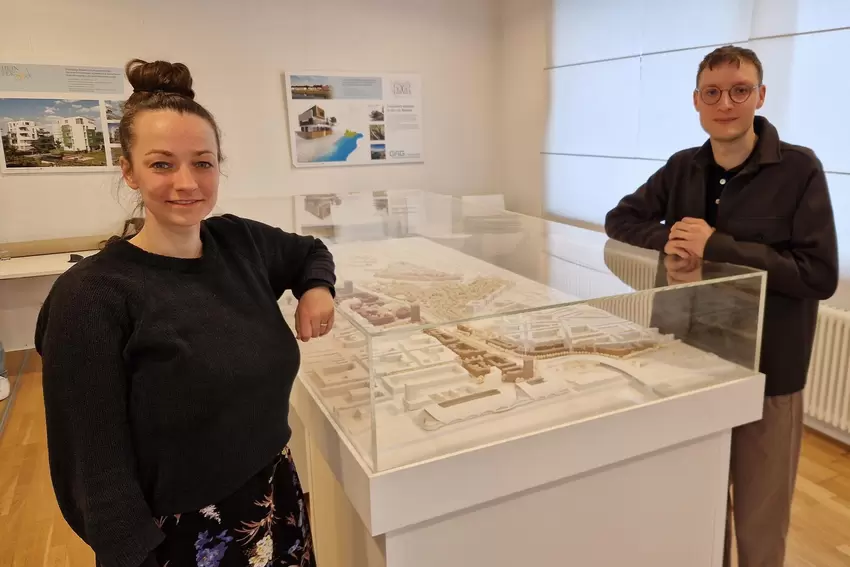 Stadtplanerin Tanja Jauernig und Architekt Leon Wittmaack am »City-West«-Modell im Infocenter an der Rheinallee.