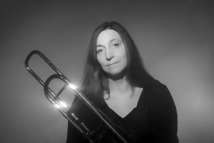 Besch&auml;ftigt sich musikalisch mit Hugo Ball: Jazz-Posaunistin und Komponistin Anke Lucks. 