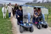 Die E-Scooter ermöglichen mobilitätseingeschränkten Menschen die Teilnahme an Lama-Wanderungen. 