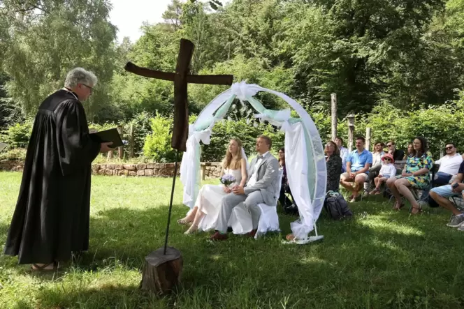 Pfarrer Stefan Müller traut das Paar Juliane und Tim Kucharzewski.