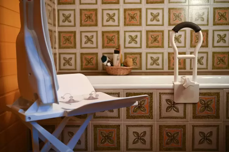 Ein Badewannenlift steht vor einer Badewanne