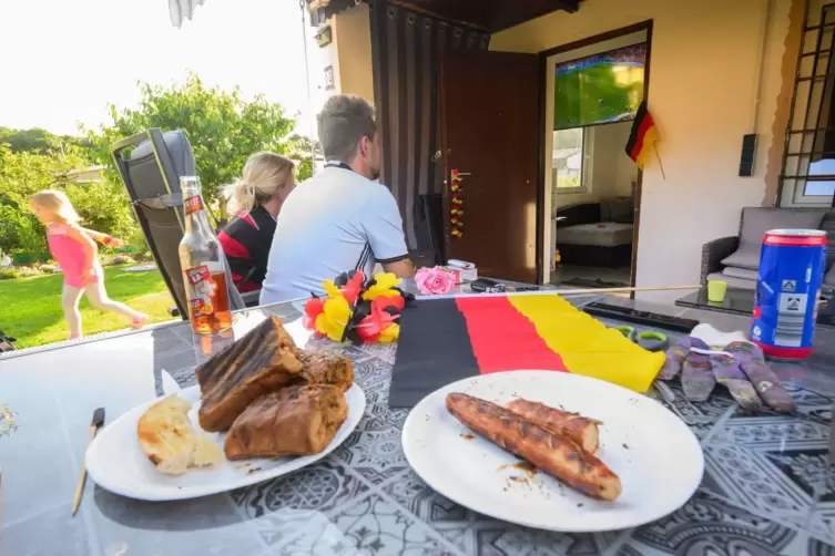 Eine Familie guckt Fu&szlig;ball im Garten