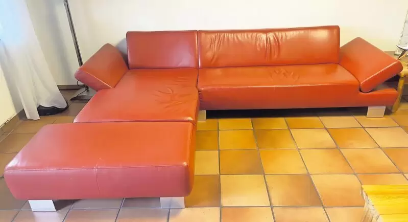 Aufstellen, hinsetzen, wohlfühlen, echtes Leder in karminrot, mit Metallfüßen. Bestehend aus: 1x Longchair, 1x 3-Sitzer, 1x Hock