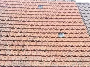 11253587_10_1 Verschenke circa 130 Quadratmeter Eisenberger Herzziegeln. Baumaßnahme findet Mitte bis Ende August statt. Beim Abdecken muss ge