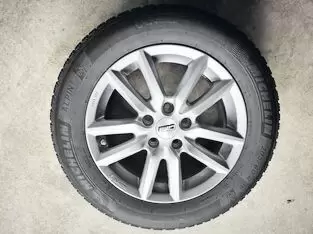 Für MG4 Luxury, EZ 5-2023, Michelin Alpine 205/60 R16 mit Felge, 4 St., Profiltiefe 5,5-6,0 mm, Preis 200,00 €.