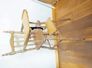 Massivholz mit gedrechselten Beinen. Verkaufe einen wunderschönen, nostalgischen Kinderhochstuhl aus Massivholz. Ein echter Hing