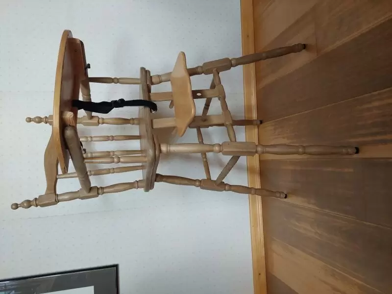 11253877_10_1 Massivholz mit gedrechselten Beinen. Verkaufe einen wunderschönen, nostalgischen Kinderhochstuhl aus Massivholz. Ein echter Hing