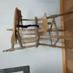 11253877_10_1 Massivholz mit gedrechselten Beinen. Verkaufe einen wunderschönen, nostalgischen Kinderhochstuhl aus Massivholz. Ein echter Hing