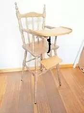 11253877_10_1 Massivholz mit gedrechselten Beinen. Verkaufe einen wunderschönen, nostalgischen Kinderhochstuhl aus Massivholz. Ein echter Hing
