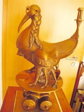 eine Bronce,eine Chimäre ( Fabelwesen) aus der Pfalz 75 cm hoch und 32 Kg schwer.Die Chimäre ist signiert und von G. Rumpf monog