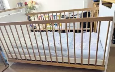 11253917_10_1 Verkaufe ein schönes und stabiles Baby-Gitterbett in der Größe 70 x 140 cm. Das Bett ist in einem sehr guten, gepflegten Zustand