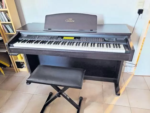 voll funktionsfähig, gut erhalten, zusammen mit Klavierstuhl und Midi-Interface für 250 € an Selbstabholer (ab Frankweiler) zu v