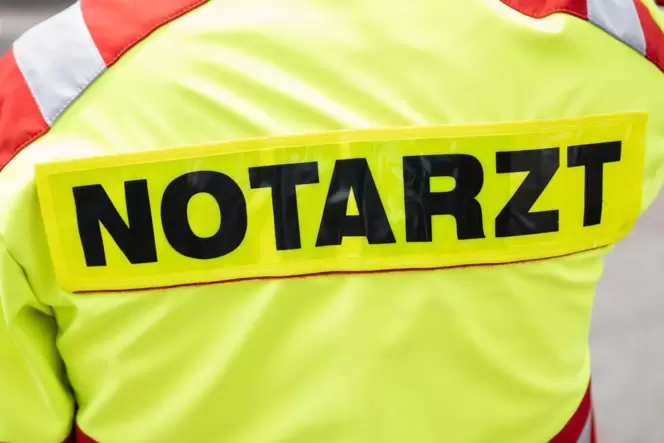 Notarzt-Einsatz, nachdem ein Radfahrer beim Zusammenprall mit einem Auto schwer verletzt wurde.