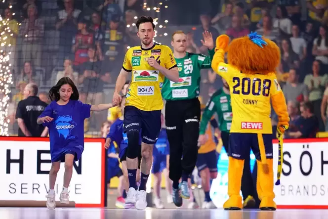 Ein Großer geht: Patrick Groetzki beim Einlaufen, hinten ist David Späth.