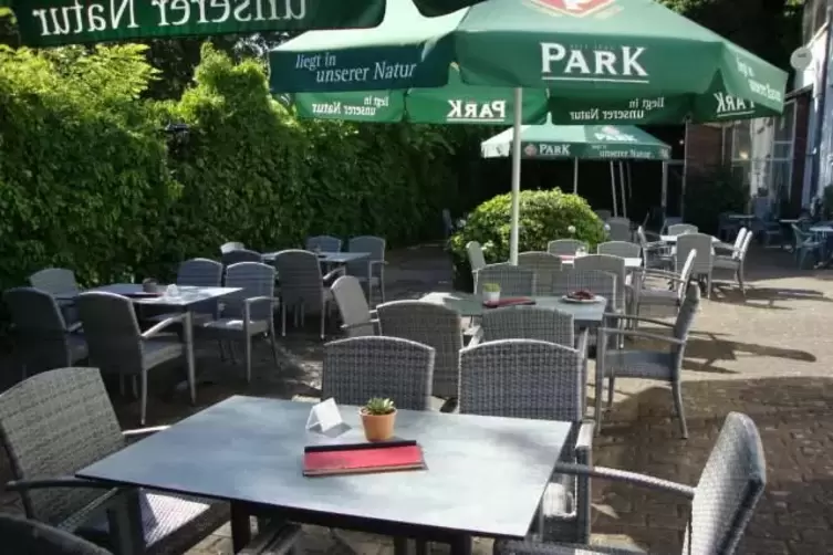 Sitzpl&auml;tze im Freien: &Uuml;ber die Sommermonate &ouml;ffnet der Biergarten der Kulisse. 