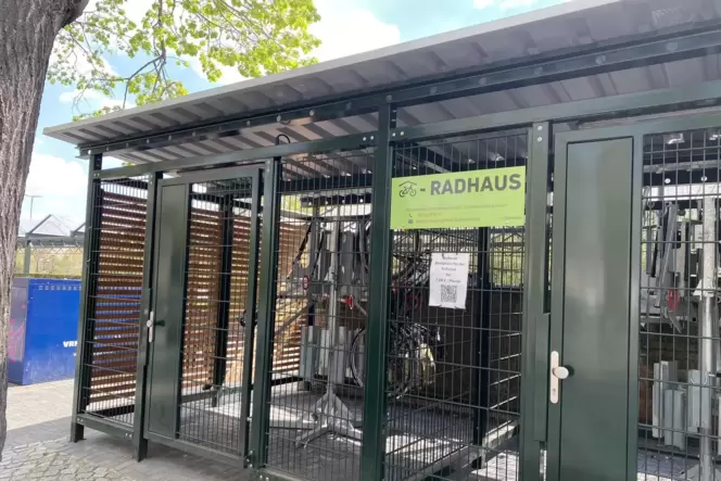 In ein Radhaus passen bis zu zwölf Räder. Am Bahnhof Bad Dürkheim stehen gleich zwei Häuser nebeneinander.