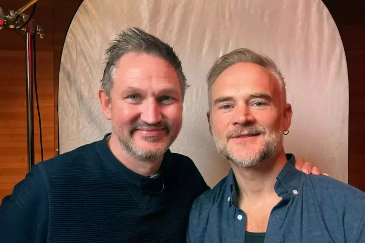 Britische Künstler James Seager (l) und Oliver Lansley