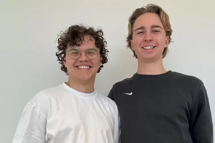Freunde und Gesch&auml;ftspartner: Lars Schreiner (rechts) und Anton Petuchow. Beide haben das Karolinen-Gymnasium in Frankenthal bes