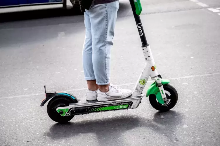 Ein Mann fährt einen E-Scooter