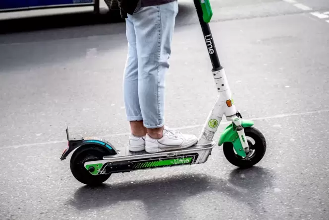 Ein Mann fährt einen E-Scooter
