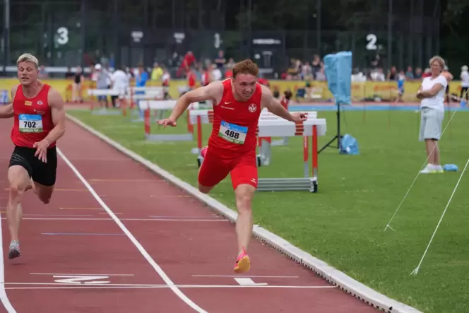 Cordian Mielczarek (rechts) vom 1. FC Kaiserslautern bei seinem Sieglauf über 100 Meter.