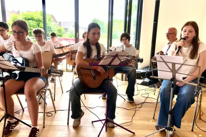 Die schöne, kraftvolle Stimme von Jana Bonenberger (rechts) erklang zum Gittarrenspiel des Ensembles »Stringwalker« von der Krei