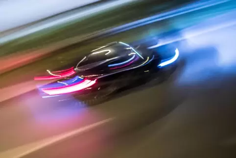 Ein Unbekannter soll am Montagabend gegen 19.20 Uhr in der Sternstraße mehrere Fahrzeuge rücksichtslos überholt haben. 