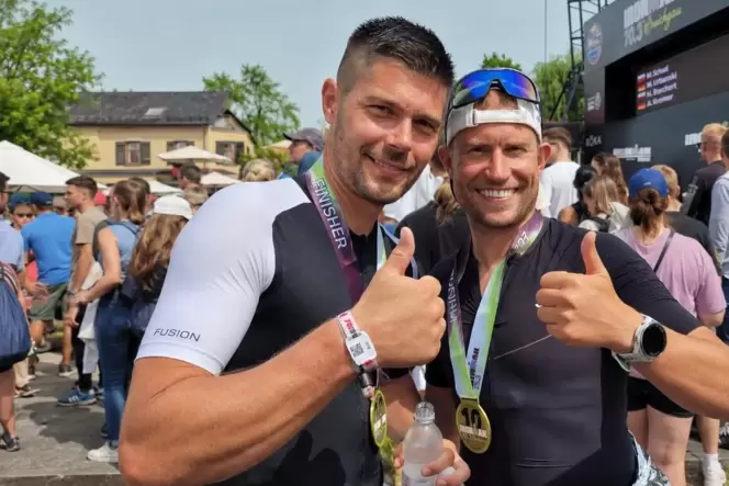 Zwei strahlende Triathleten nach dem Ironman 70.3 Kraichgau: Michael (links) und Philipp Steuer vom LSC Athlon Kusel.