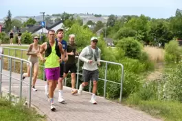 Der Kuseler Michael Schymura (rechts, vorne) absolvierte am Samstag einen 120-Kilometer-Lauf rund um den Stadtweiher Baumholder.