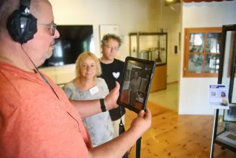 Per Avatar durch das Jüdische Museum: Axel Kunz, Kassenwart des Heimatvereins, testet das neue Angebot. Vereinsvorsitzende Corne