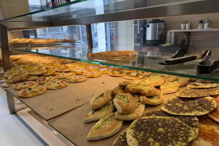 Manakish oder Lahmacun: d&uuml;nne, knusprige Teigfladen, die mit K&auml;se, Fleisch oder Kr&auml;utern belegt werden.