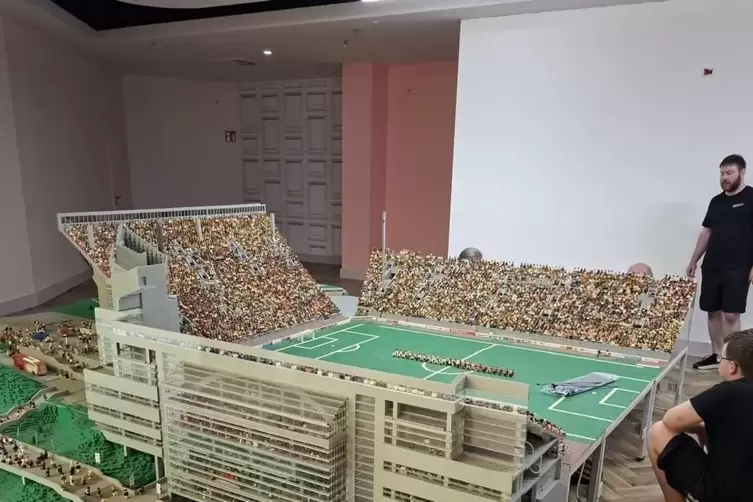 48.000 Zuschauer sitzen auf den Trib&uuml;nen des Lego-Nachbaus. 