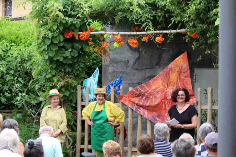 Gastspiel im Garten von Barbara Eichenlaub (rechts): Claudia Olma (links) und Felix S. Felix (Mitte) vom Chawwerusch-Theater füh