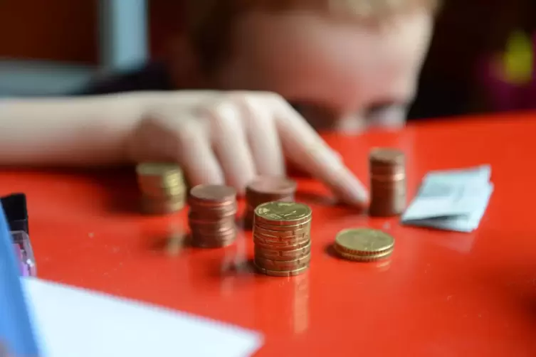 Wenig Geld für Schulhefte und Buntstifte