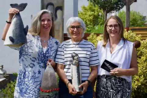 Die Gründerinnen von „Kunst im Garten“ (von links): Jutta Böse mit einem Saunahut aus Filz, Maria Stahl-Kolb mit einer Skulptur 
