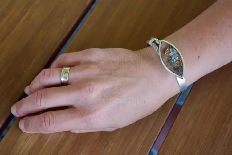 Ein Armreif von Marion Lang mit einer Kombination aus Rebenholz sowie Gold- und Silber-Flocken. 