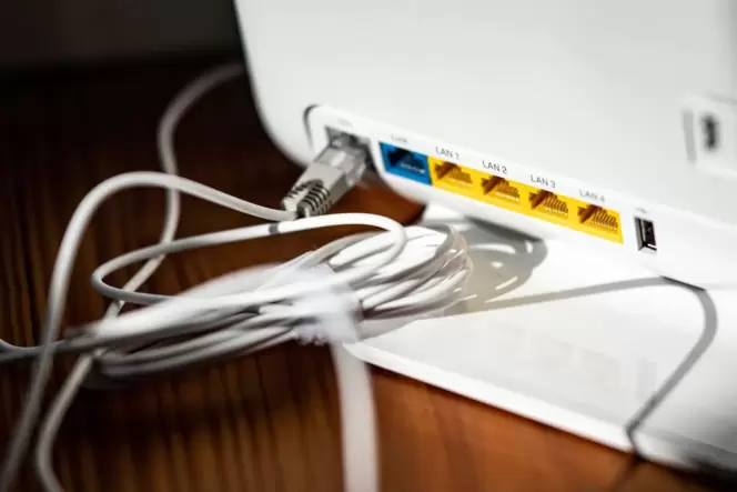 Ein LAN-Kabel steckt im DSL-Steckplatz eines WLAN-Routers