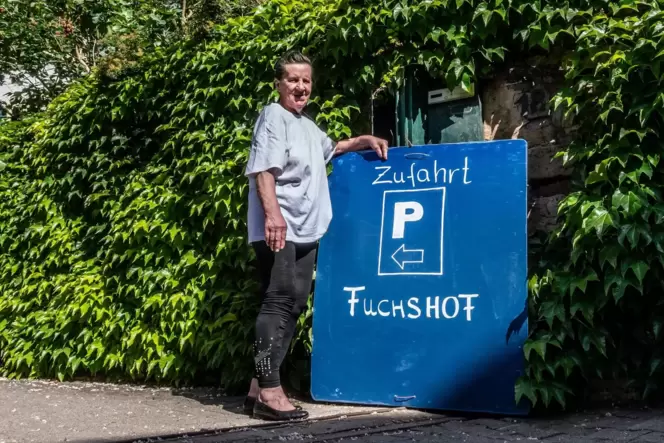 Fuchshof-Chefin Sajda Sesar vor dem Schild, das die Rissers für ihre Kunden aufgestellt haben.