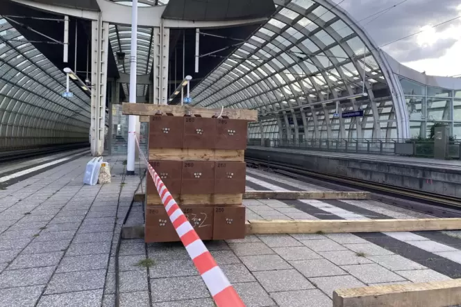 Am Bahnhof Ludwigshafen-Mitte lagern Materialien für die Baustelle. Zwei Gleise sind gesperrt.