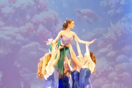 Tanzszene mit Arielle, getanzt von Fiona Sommer.