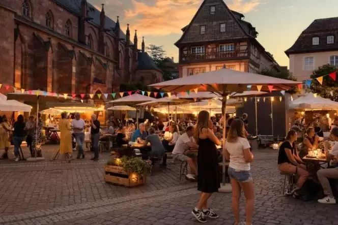 Beim Abendmarkt auf dem Neustadter Marktplatz herrscht eine besondere Atmosphäre.